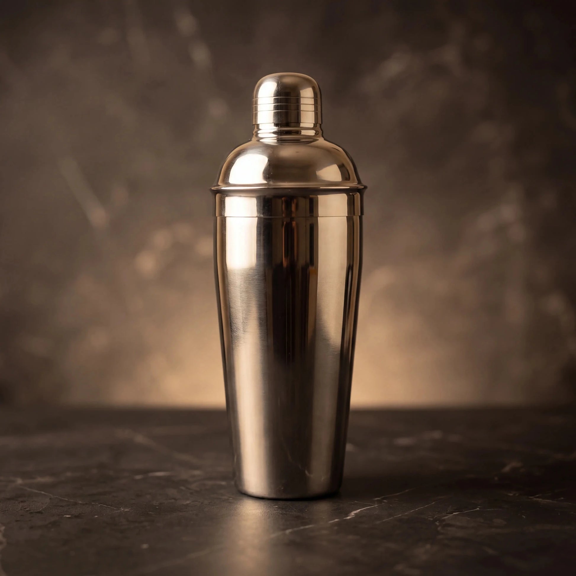 3dílný Koktejlový Shaker 750ml, vyrobený z lesklé nerezové oceli, ideální pro přípravu koktejlů.